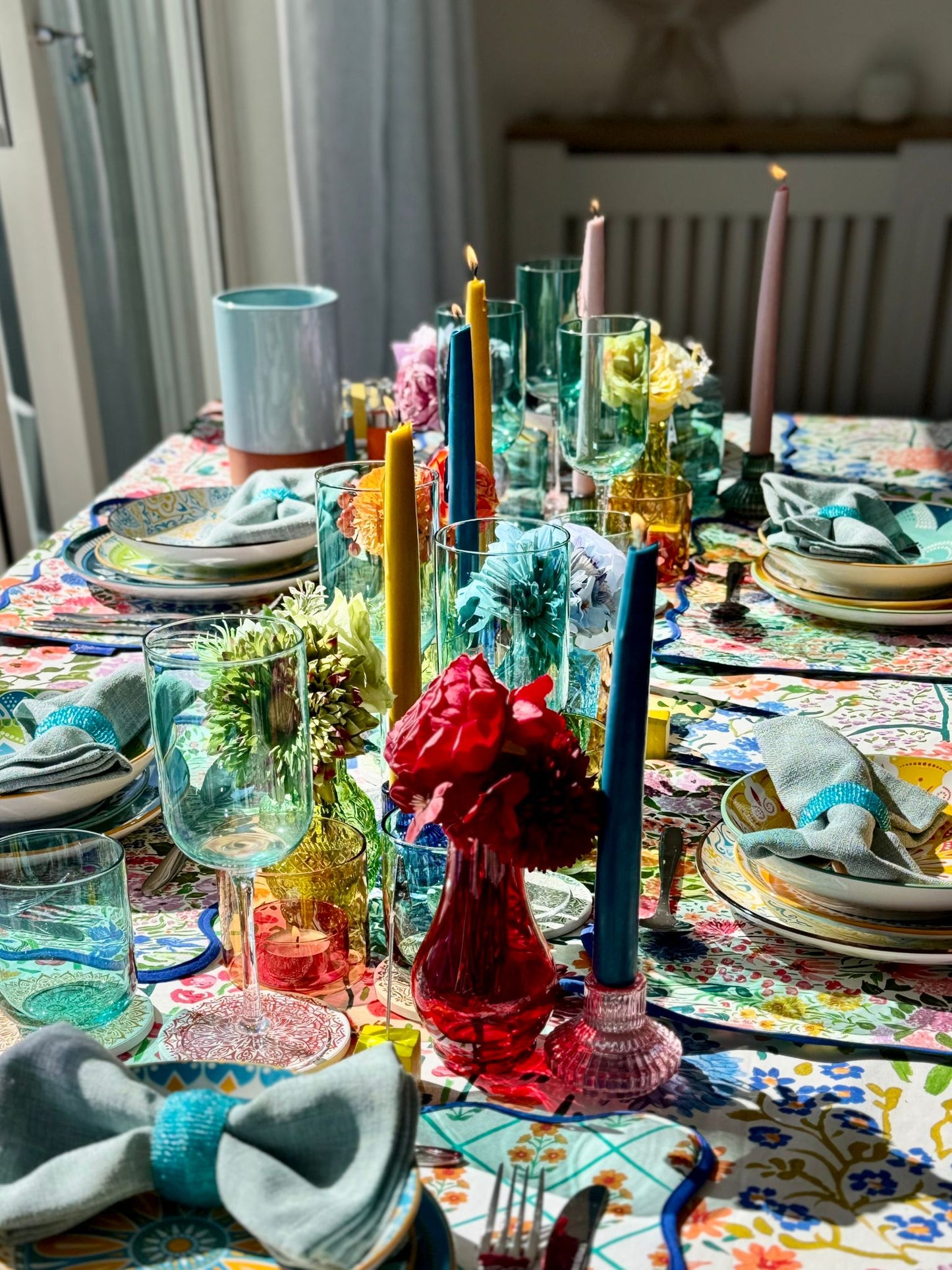 Top-down view of a single place setting from the Vibrant tablescape rental collection including accesories